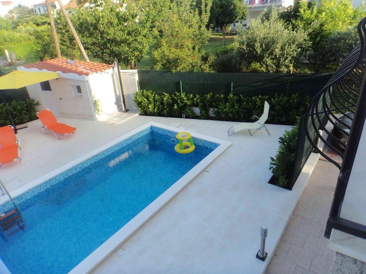 Beachside Retreat: Poolside Apartment with Garden in Kastel Stafilic Kastela Exterior photo