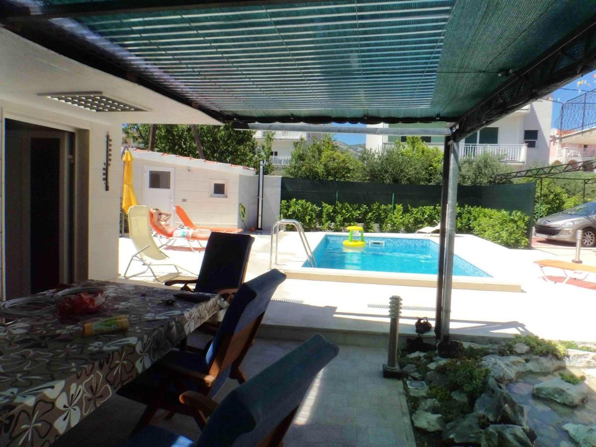 Beachside Retreat: Poolside Apartment with Garden in Kastel Stafilic Kastela Exterior photo