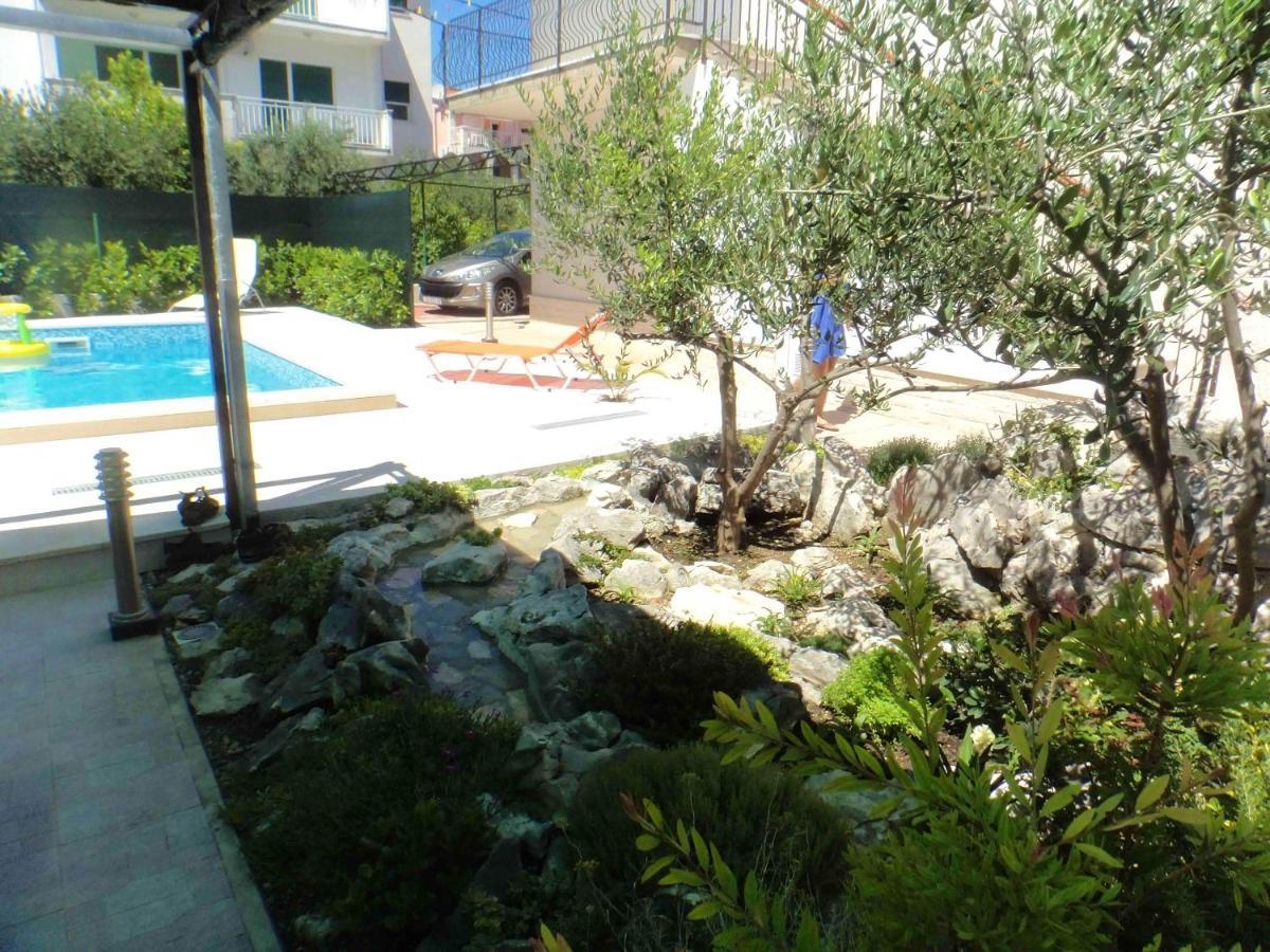 Beachside Retreat: Poolside Apartment with Garden in Kastel Stafilic Kastela Exterior photo