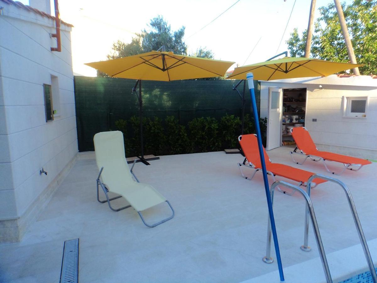 Beachside Retreat: Poolside Apartment with Garden in Kastel Stafilic Kastela Exterior photo